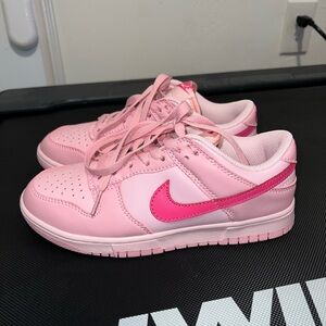 Nike Dunk Triple Pink